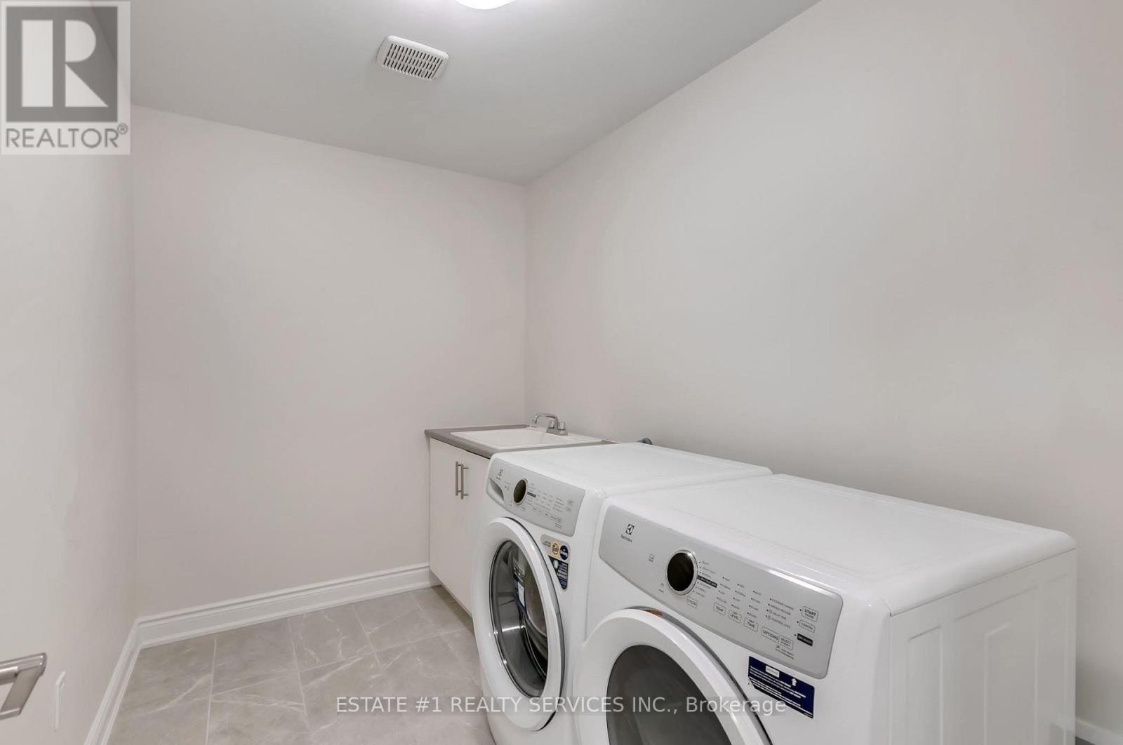 29 Bermondsey Way, Brampton, Ontario  L6Y 0E4 - Photo 8 - W12455859