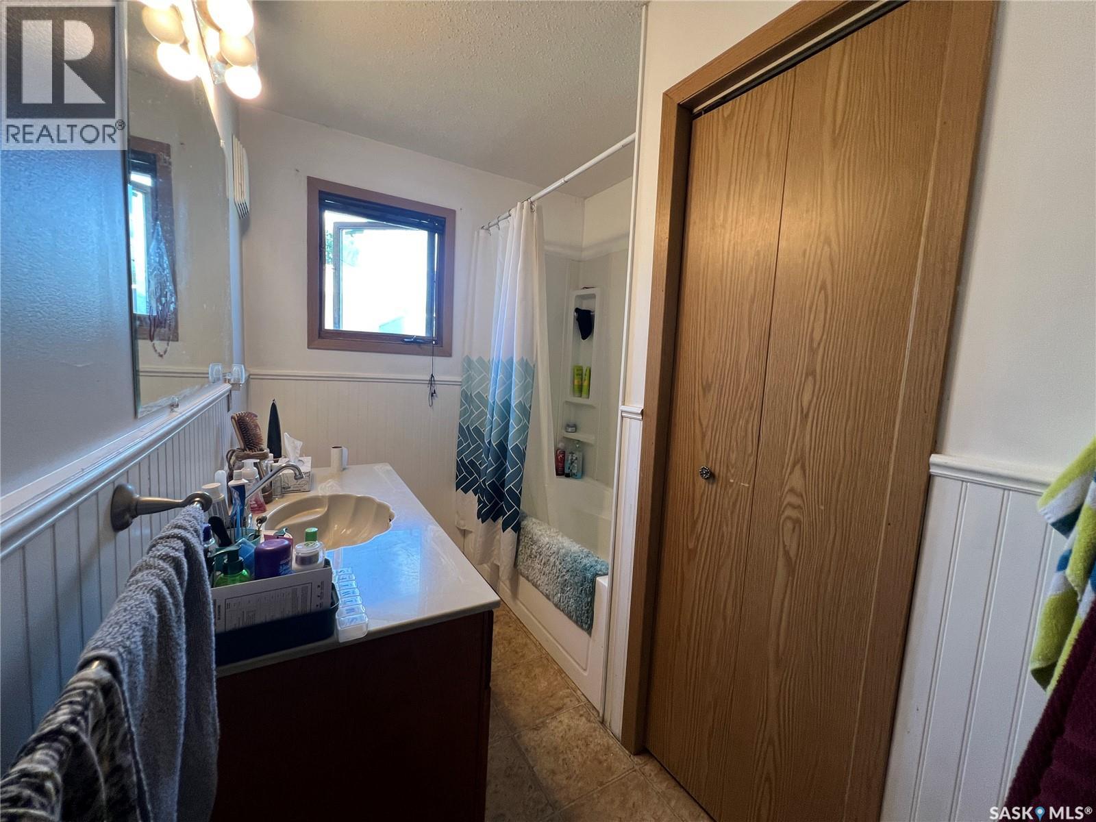 405 Sussex Avenue, Esterhazy, Saskatchewan  S0A 0X0 - Photo 5 - SK020497