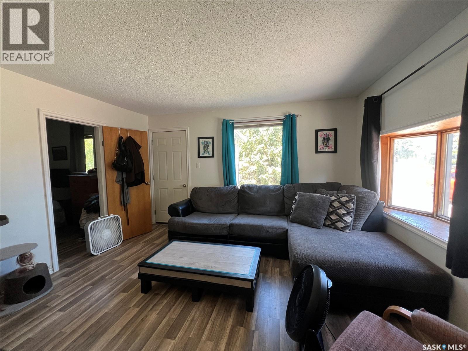 405 Sussex Avenue, Esterhazy, Saskatchewan  S0A 0X0 - Photo 7 - SK020497