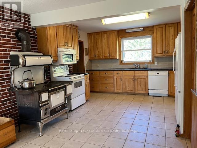 96 520 Highway W, Burk's Falls, Ontario  P0C 1A0 - Photo 10 - X12447443
