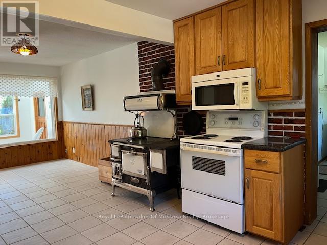 96 520 Highway W, Burk's Falls, Ontario  P0C 1A0 - Photo 11 - X12447443