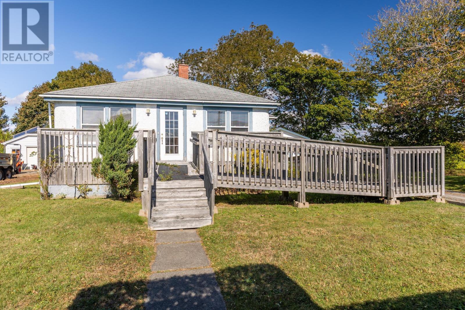 120 Parade Street, Yarmouth, Nova Scotia  B5A 3B7 - Photo 1 - 202525564