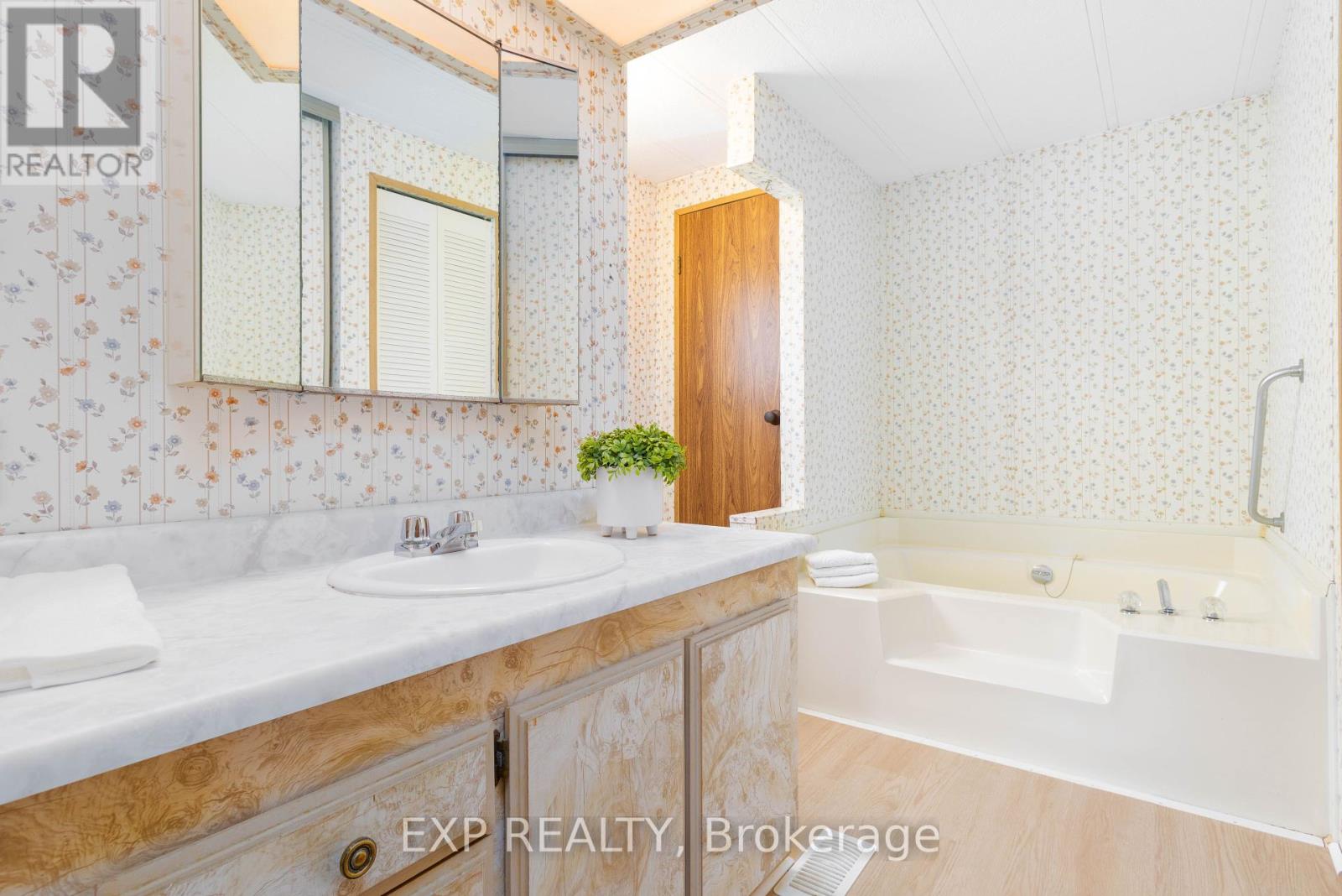 11 Geneva Court, Georgina, Ontario  L0E 1R0 - Photo 15 - N12455926