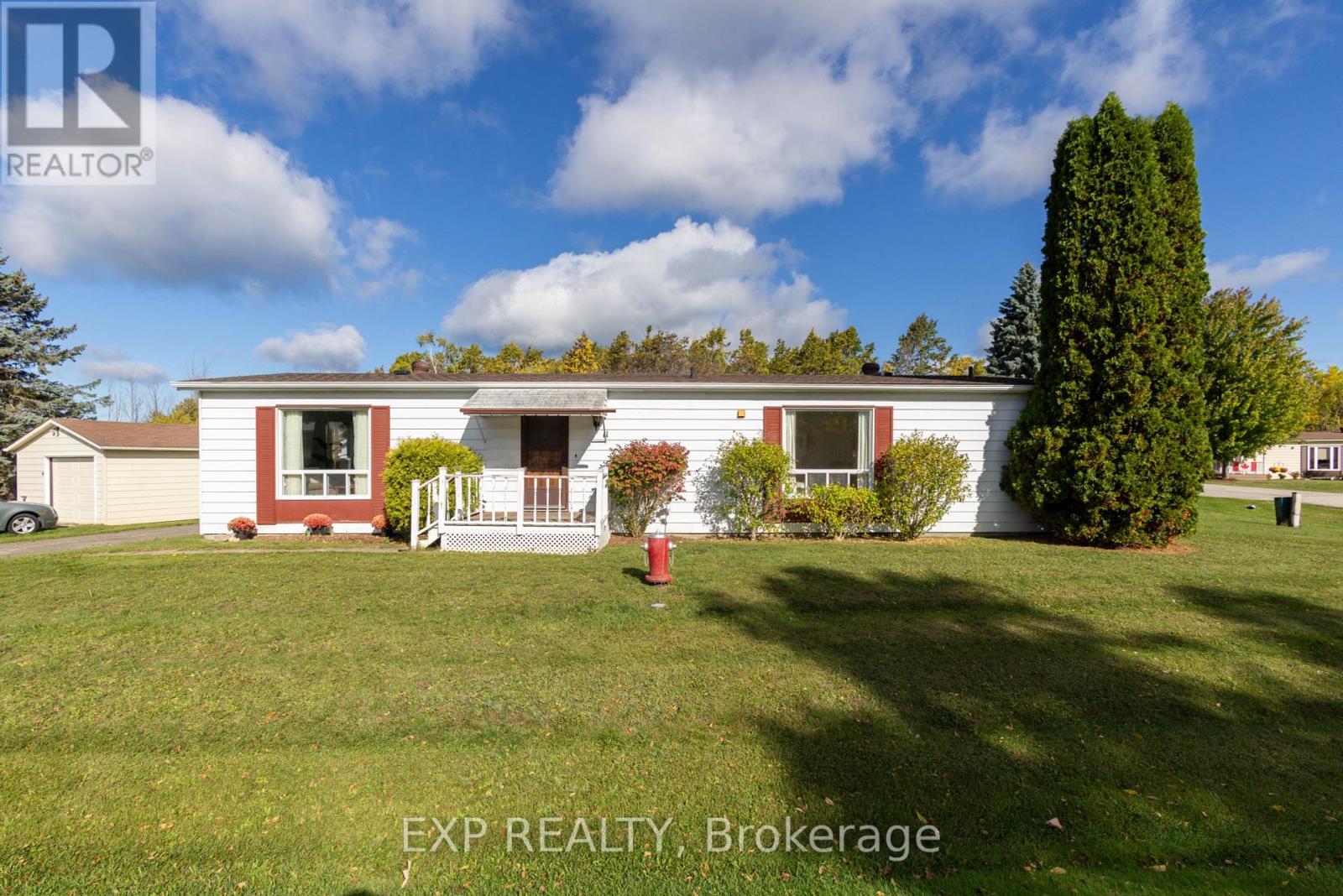 11 Geneva Court, Georgina, Ontario  L0E 1R0 - Photo 2 - N12455926
