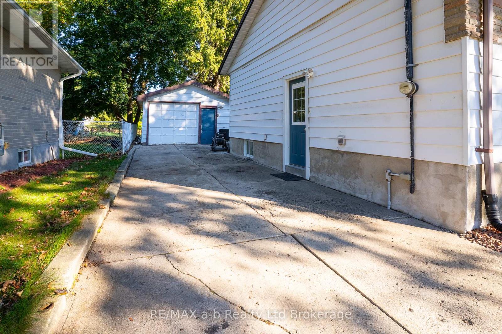 865 Alice Street, Woodstock, Ontario  N4S 2J5 - Photo 3 - X12455953