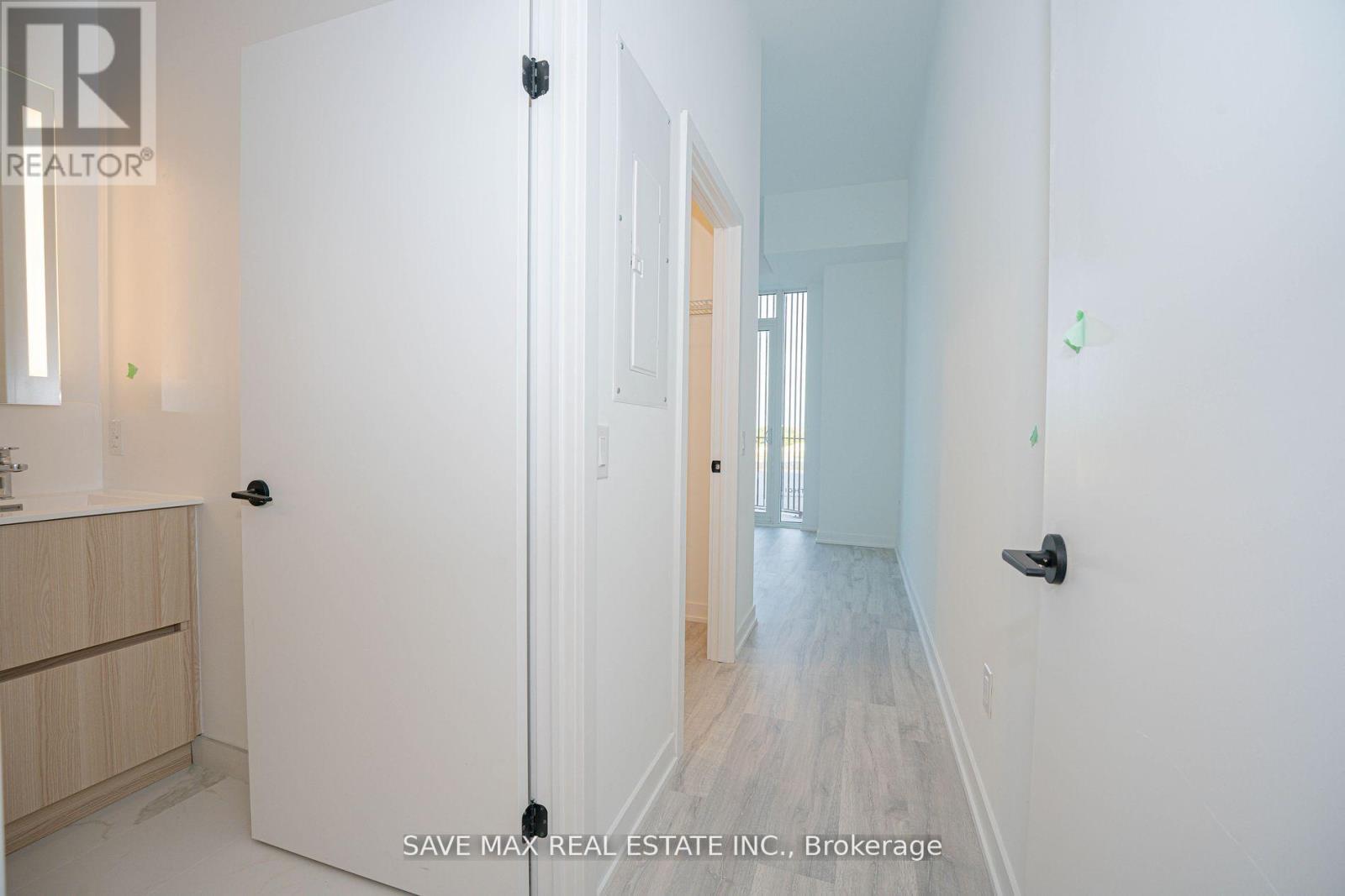Th108 - 220 Missinnihe Way, Mississauga, Ontario  L5H 0A9 - Photo 11 - W12455912