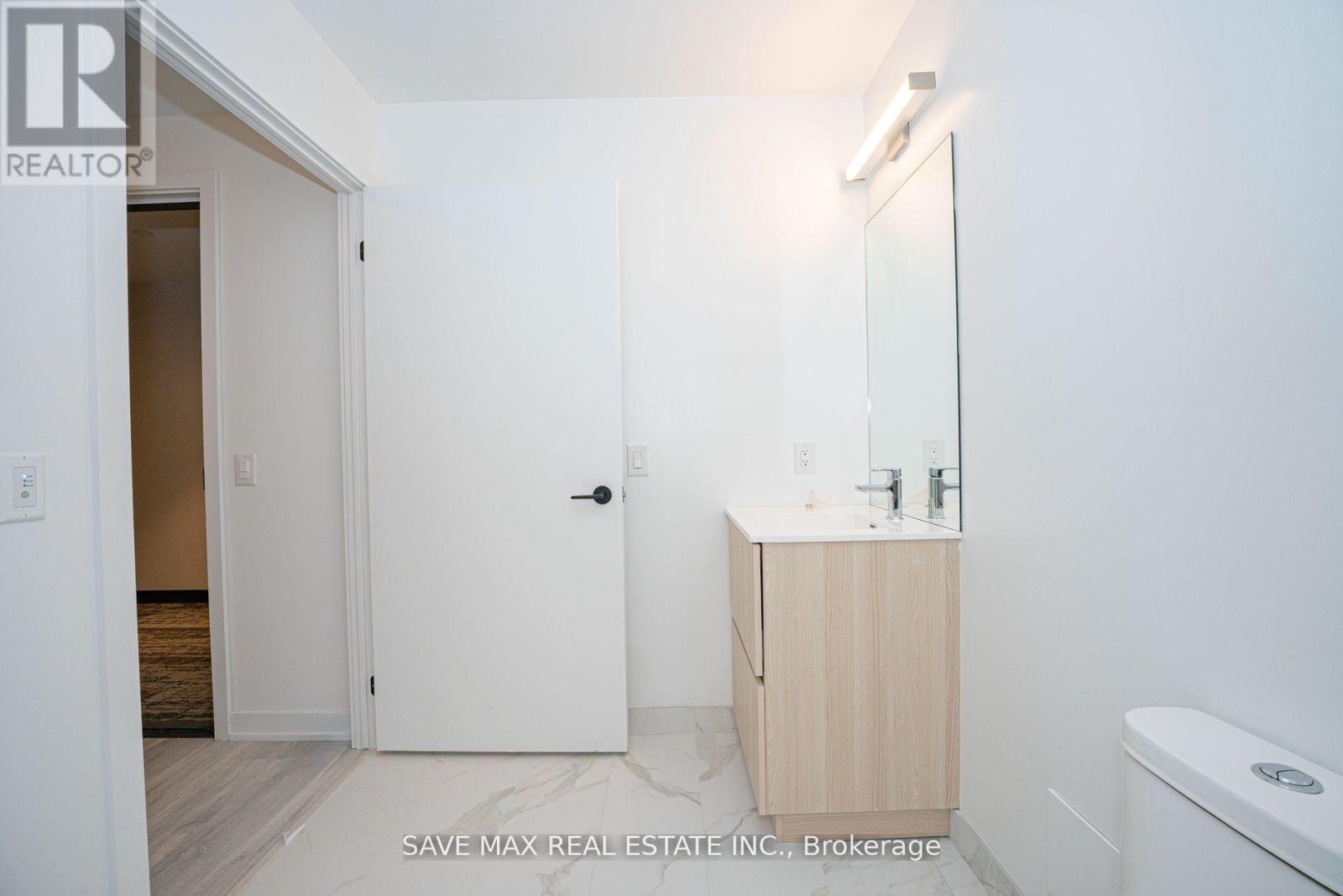 Th108 - 220 Missinnihe Way, Mississauga, Ontario  L5H 0A9 - Photo 8 - W12455912