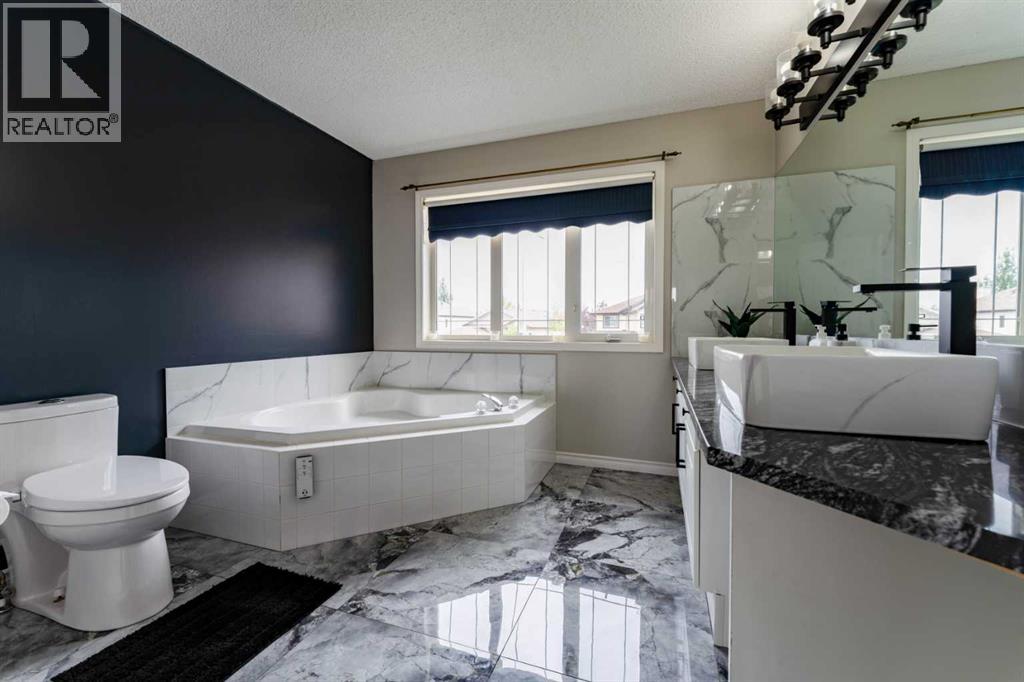 276 Fairways Bay Nw, Airdrie, Alberta  T4B 2P5 - Photo 12 - A2263490