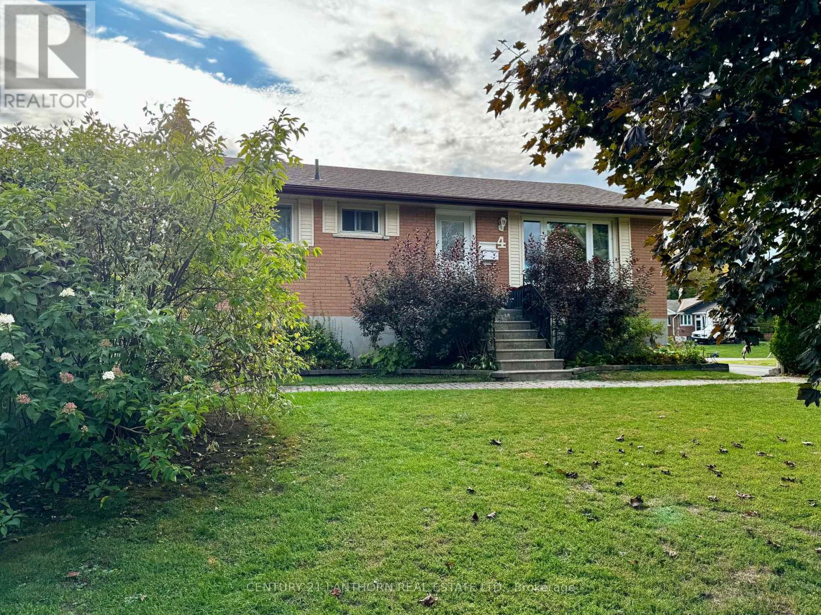 4 Highview Crescent, Belleville, Ontario  K8P 3G4 - Photo 2 - X12455983