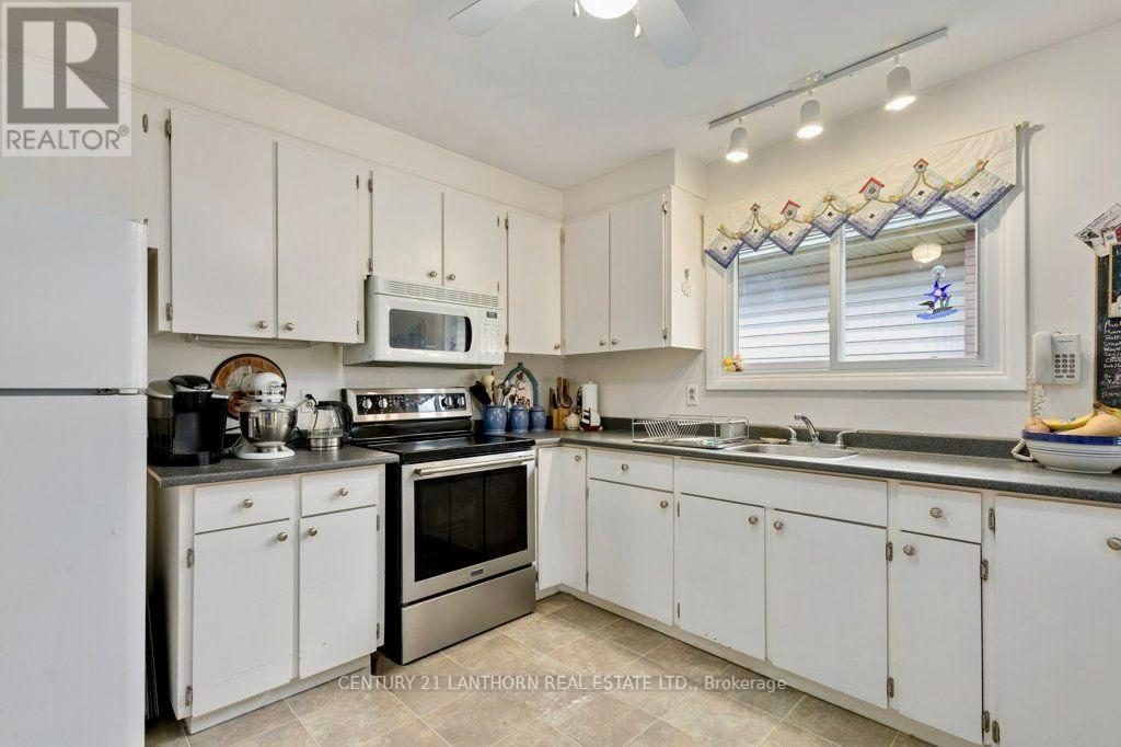 4 Highview Crescent, Belleville, Ontario  K8P 3G4 - Photo 5 - X12455983