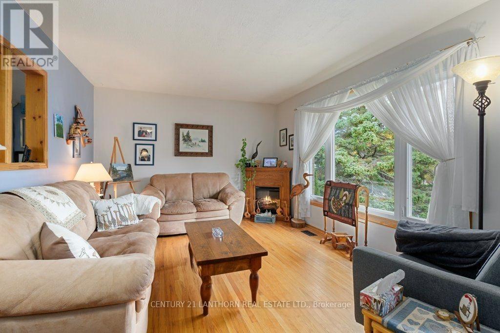 4 Highview Crescent, Belleville, Ontario  K8P 3G4 - Photo 7 - X12455983