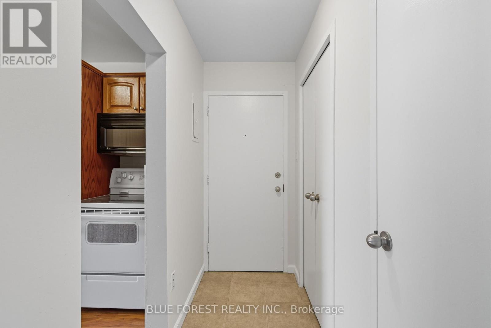 4 - 665 Wonderland Road S, London South (South M), Ontario  N6K 1M1 - Photo 4 - X12455950