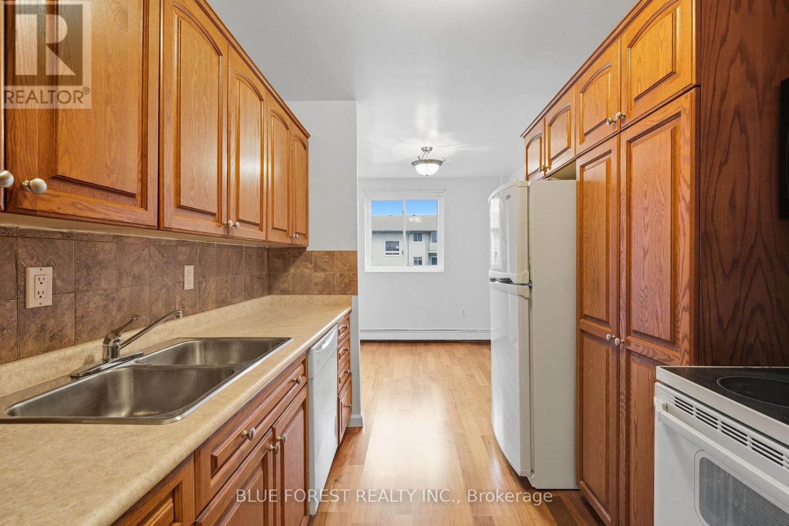 4 - 665 Wonderland Road S, London South (South M), Ontario  N6K 1M1 - Photo 5 - X12455950