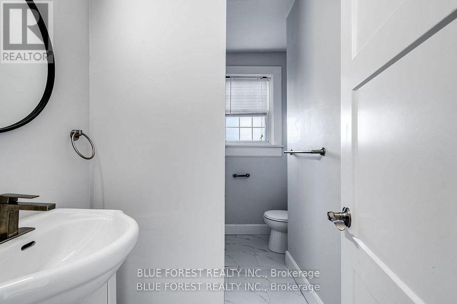 46-48 Wellington Street E, Chatham-Kent, Ontario  N7M 3N9 - Photo 12 - X12455959