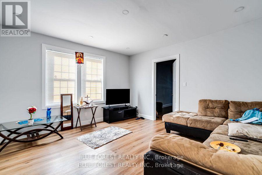 46-48 Wellington Street E, Chatham-Kent, Ontario  N7M 3N9 - Photo 7 - X12455959
