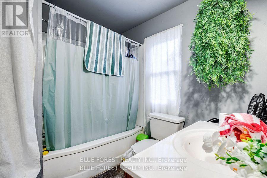 50-52 Wellington Street E, Chatham-Kent, Ontario  N7M 3N9 - Photo 16 - X12455960