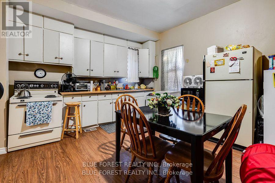 50-52 Wellington Street E, Chatham-Kent, Ontario  N7M 3N9 - Photo 17 - X12455960