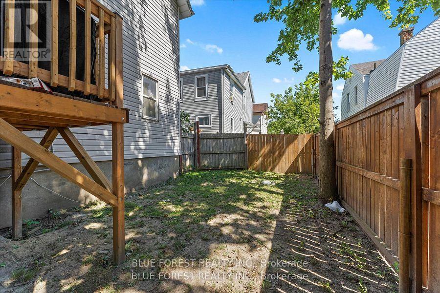 50-52 Wellington Street E, Chatham-Kent, Ontario  N7M 3N9 - Photo 23 - X12455960