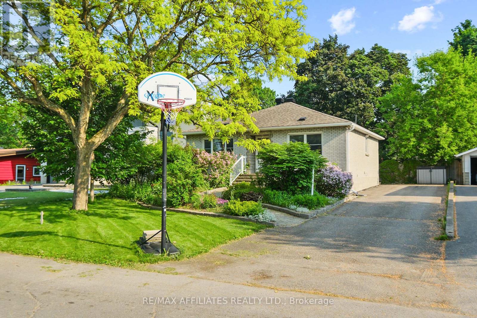 312 Mountbatten Avenue, Ottawa, Ontario  K1H 5W3 - Photo 2 - X12455966