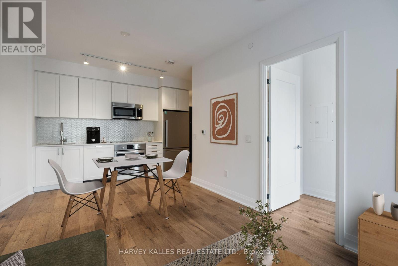 521 - 293 The Kingsway, Toronto, Ontario  M9A 0E8 - Photo 2 - W12455435