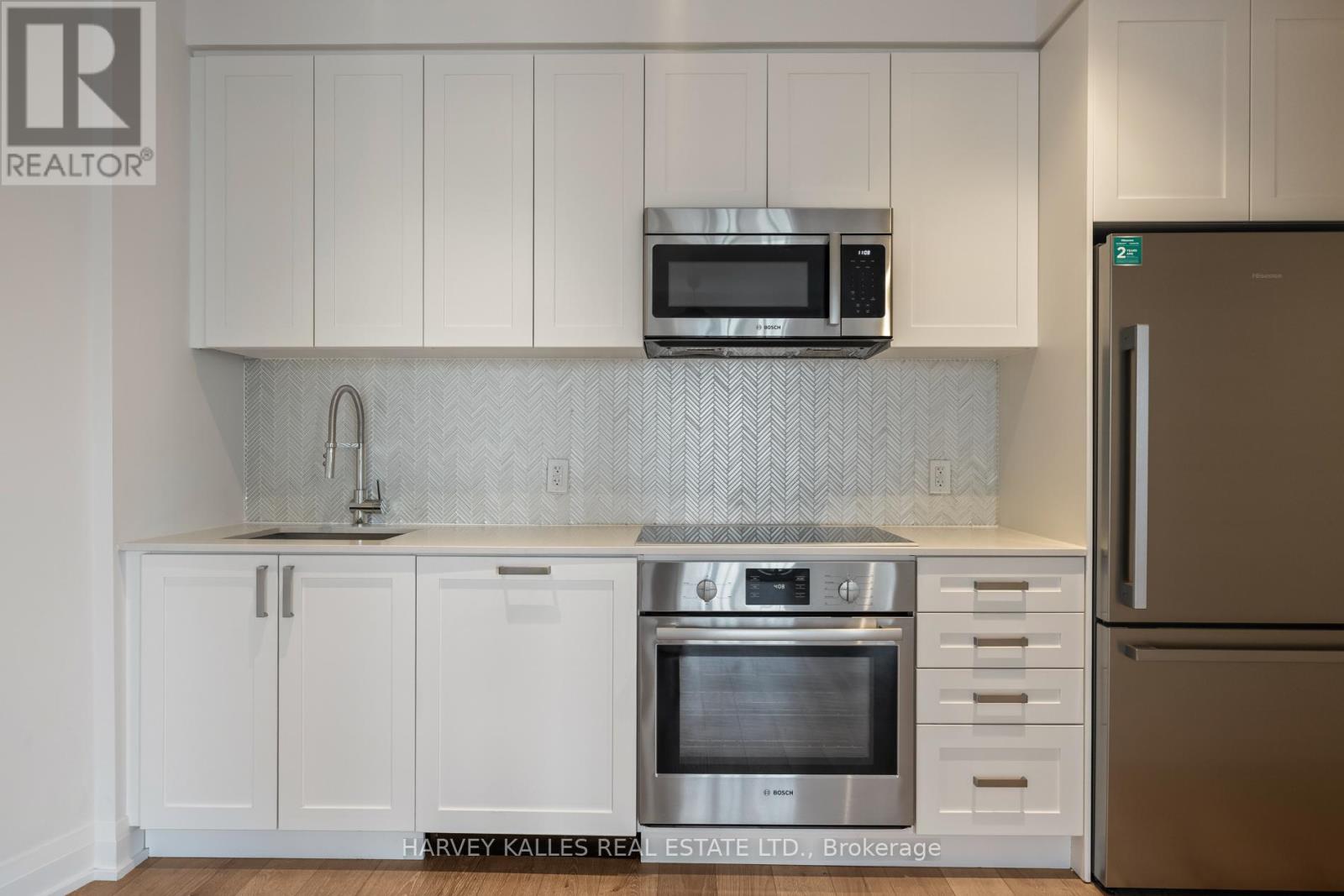 521 - 293 The Kingsway, Toronto, Ontario  M9A 0E8 - Photo 4 - W12455435