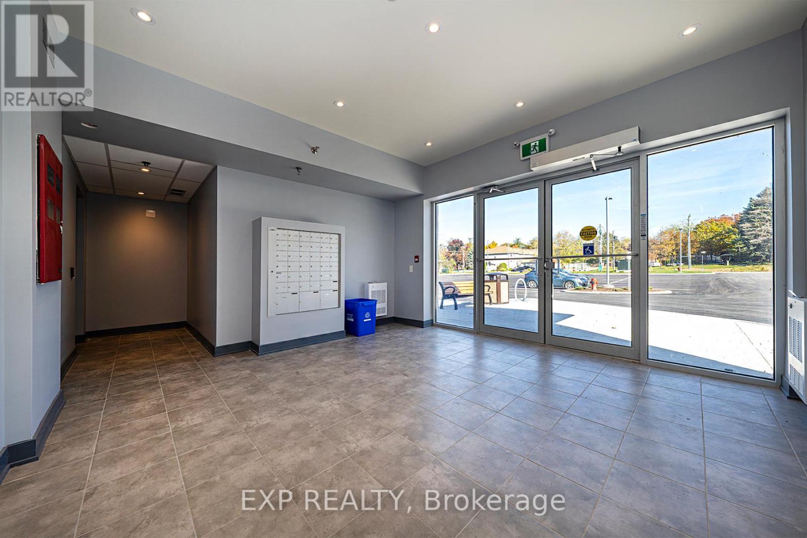 407 - 110 Grew Boulevard, Georgina, Ontario  L0E 1L0 - Photo 6 - N12455971