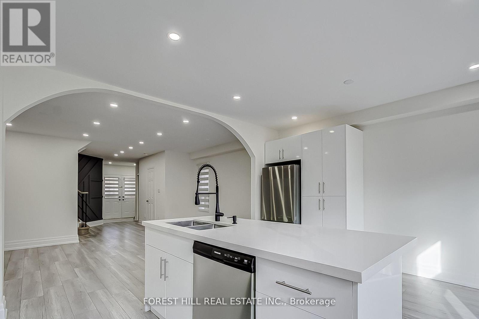 696 Mirage Place, Mississauga, Ontario  L5R 3Y2 - Photo 10 - W12454913