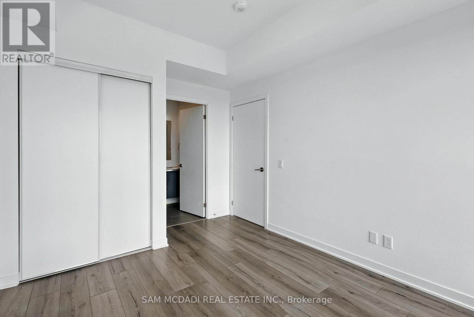 722 - 405 Dundas Street W, Oakville, Ontario  L6M 5P9 - Photo 13 - W12455974