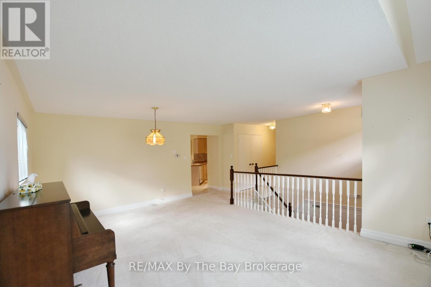 38 Timberland Crescent, Wasaga Beach, Ontario  L9Z 1G7 - Photo 10 - S12456021