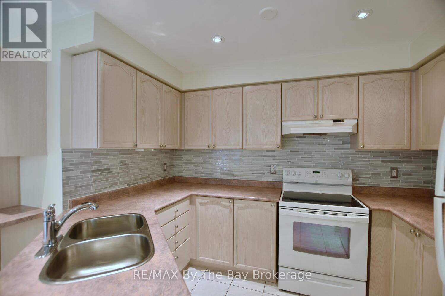 38 Timberland Crescent, Wasaga Beach, Ontario  L9Z 1G7 - Photo 11 - S12456021