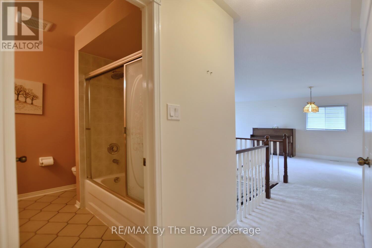 38 Timberland Crescent, Wasaga Beach, Ontario  L9Z 1G7 - Photo 16 - S12456021