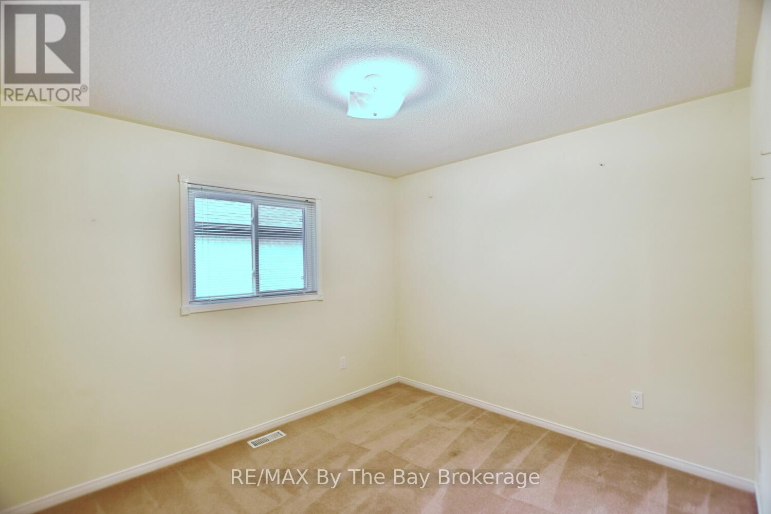 38 Timberland Crescent, Wasaga Beach, Ontario  L9Z 1G7 - Photo 18 - S12456021
