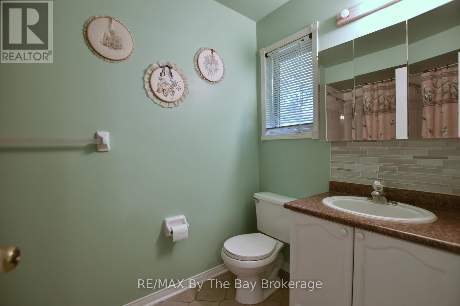 38 Timberland Crescent, Wasaga Beach, Ontario  L9Z 1G7 - Photo 22 - S12456021