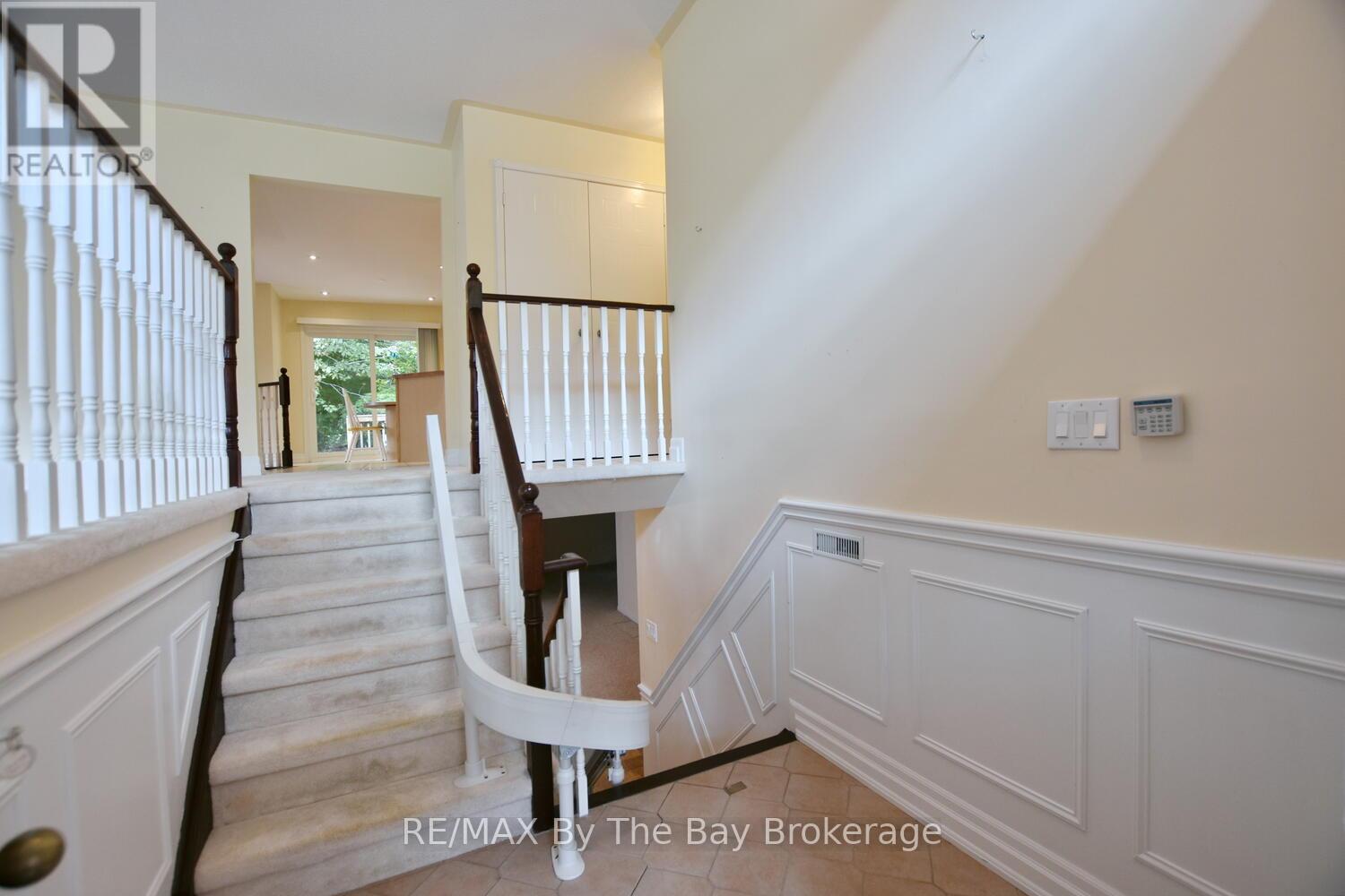 38 Timberland Crescent, Wasaga Beach, Ontario  L9Z 1G7 - Photo 7 - S12456021