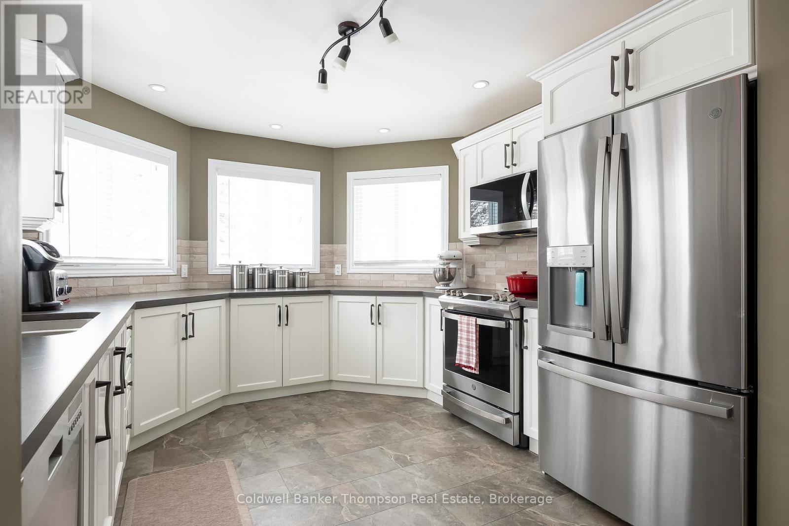 30 Deerfoot Trail, Huntsville, Ontario  P1H 0A6 - Photo 5 - X12456009