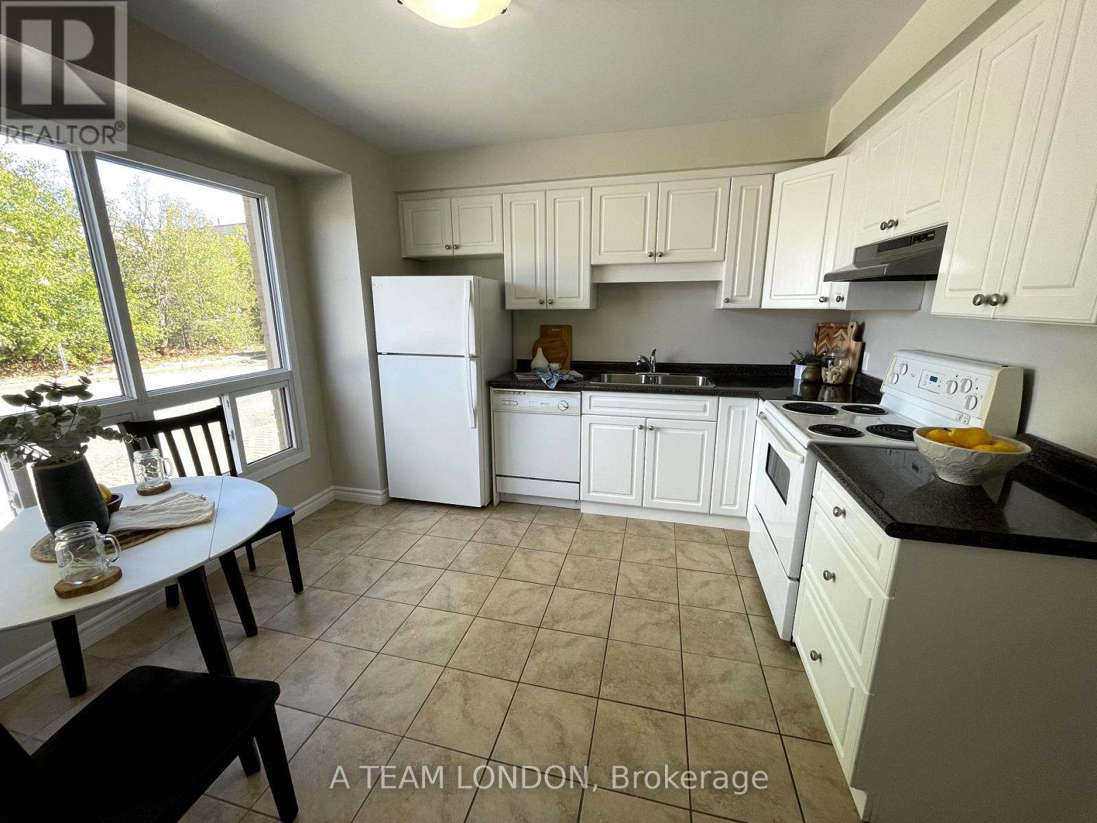 58 - 35 Waterman Avenue, London South (South R), Ontario  N6C 5T7 - Photo 8 - X12455991