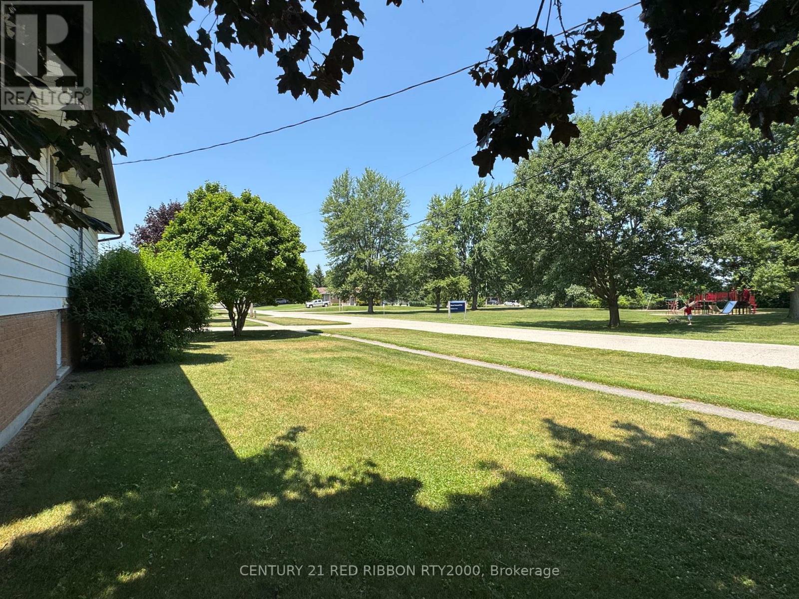730 Glover Crescent, Strathroy-Caradoc, Ontario  N0L 1W0 - Photo 29 - X12456051