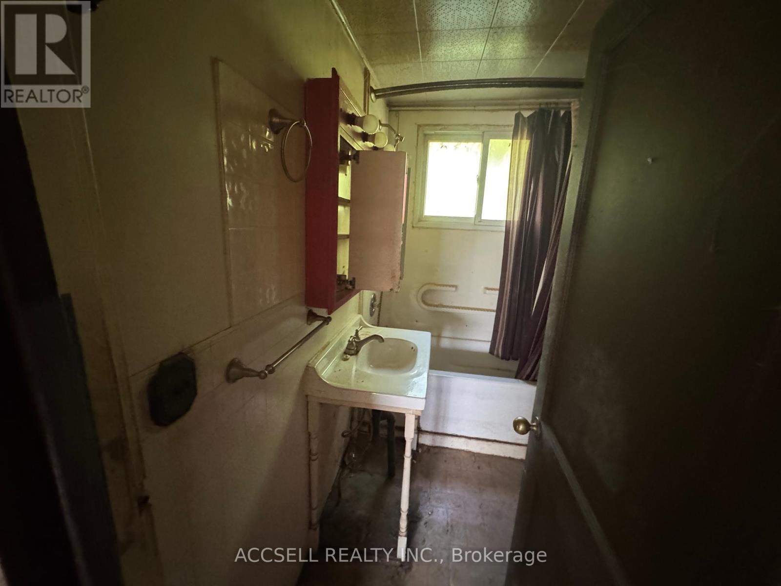 34698 Lieury Road, North Middlesex, Ontario  N0M 2K0 - Photo 7 - X12455975