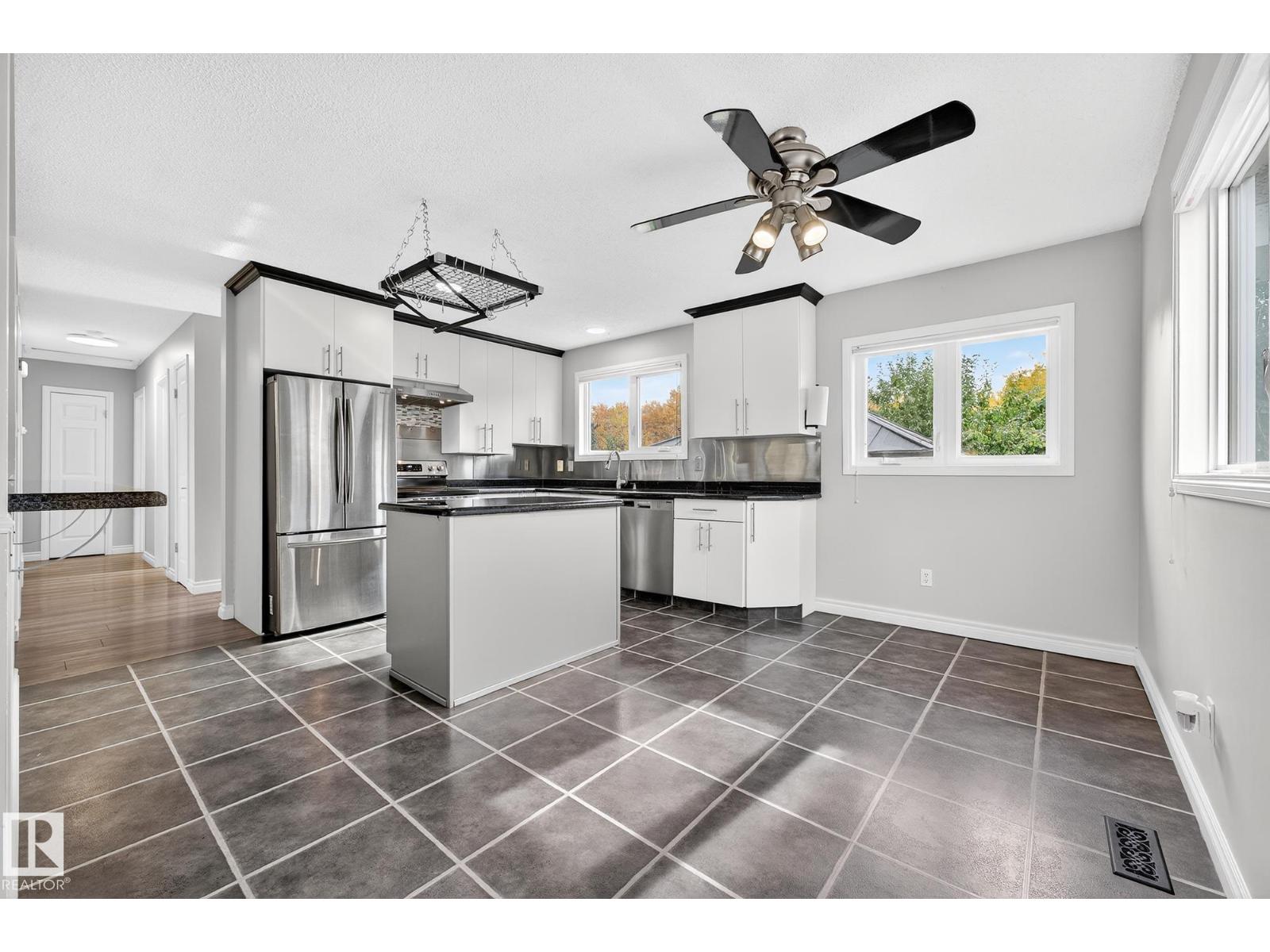 11423 35a Av Nw, Edmonton, Alberta  T6J 2G3 - Photo 2 - E4461427