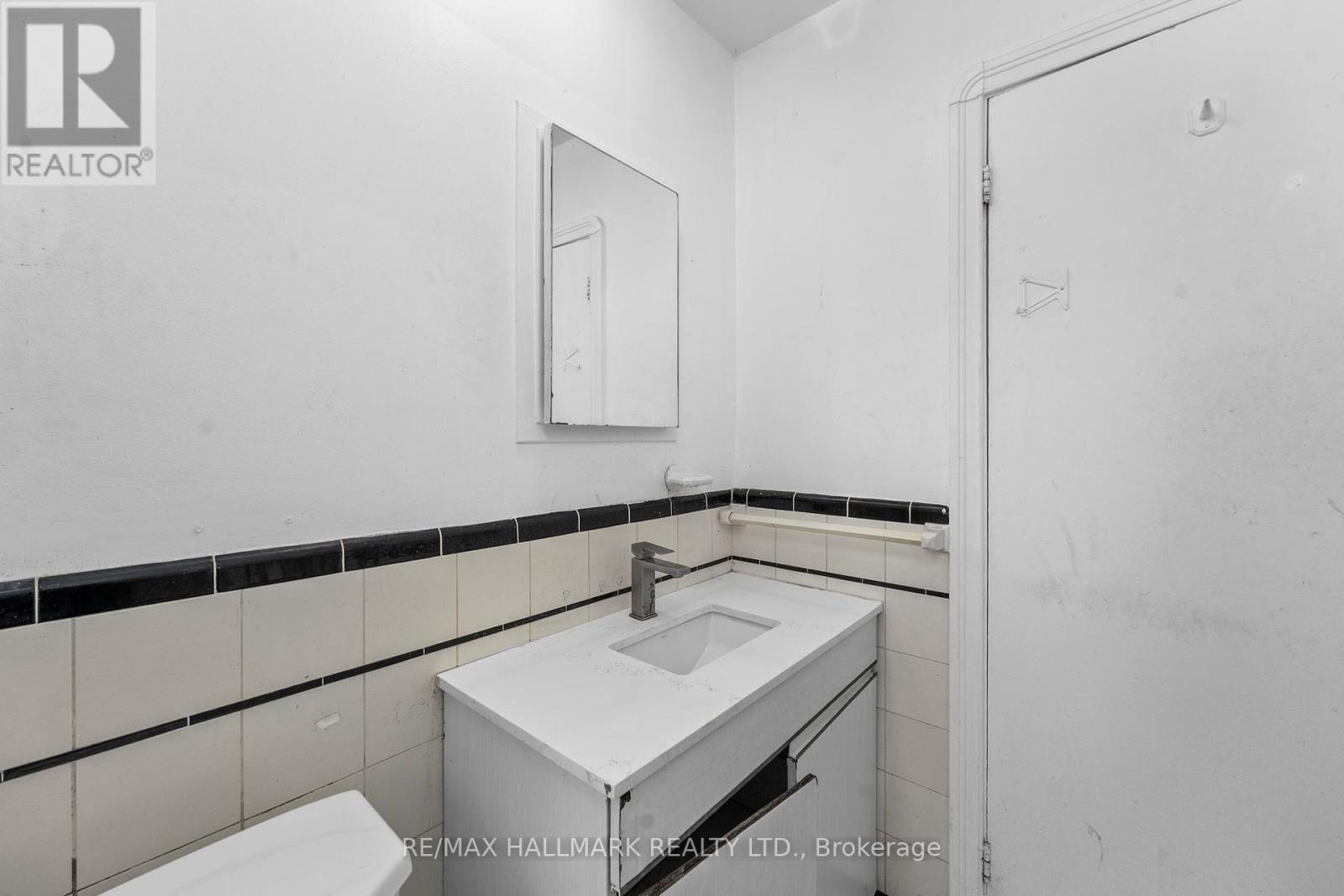 21 Plaxton Drive, Toronto (O'connor-Parkview), Ontario  M4B 2P6 - Photo 7 - E12456019