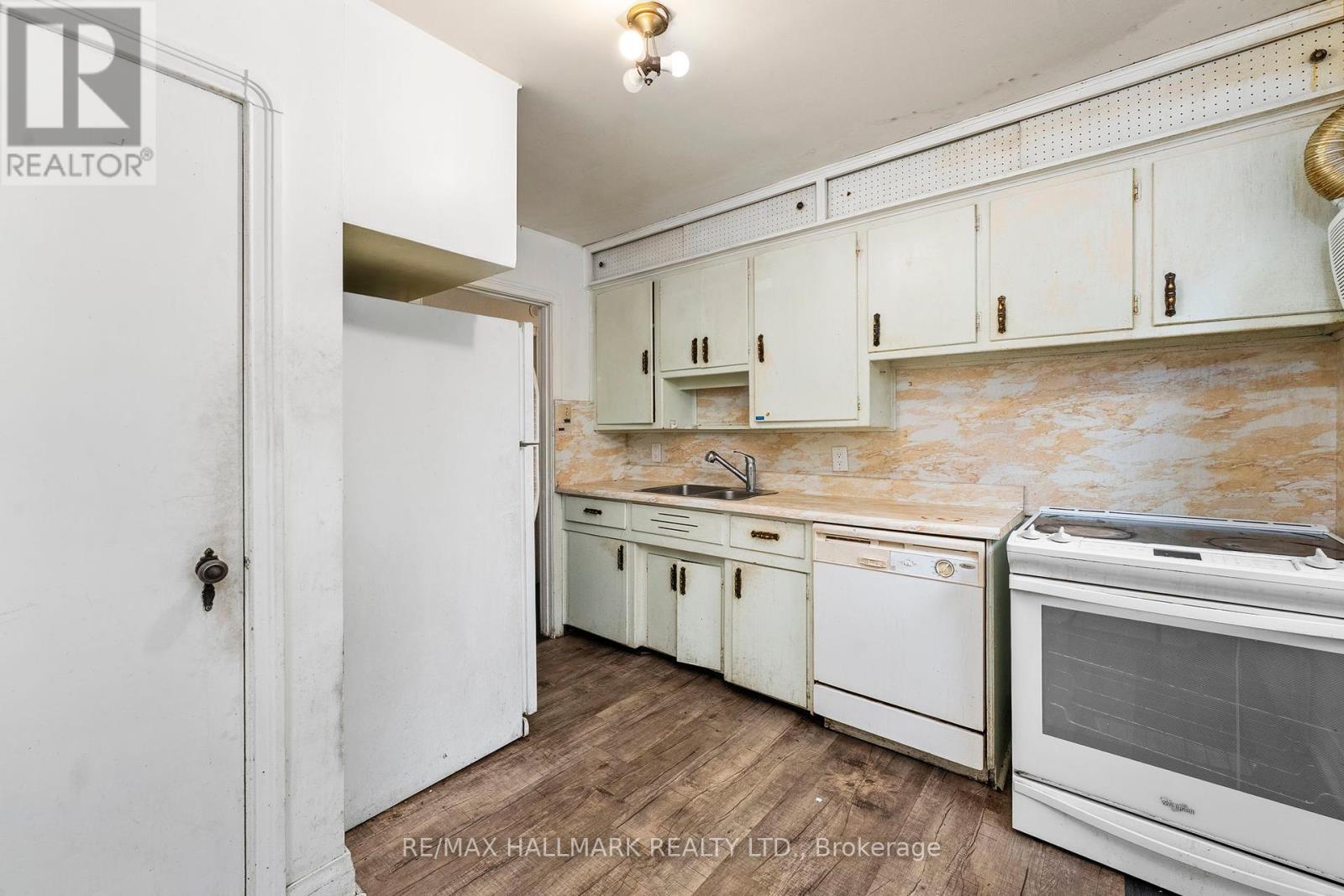 21 Plaxton Drive, Toronto (O'connor-Parkview), Ontario  M4B 2P6 - Photo 9 - E12456019