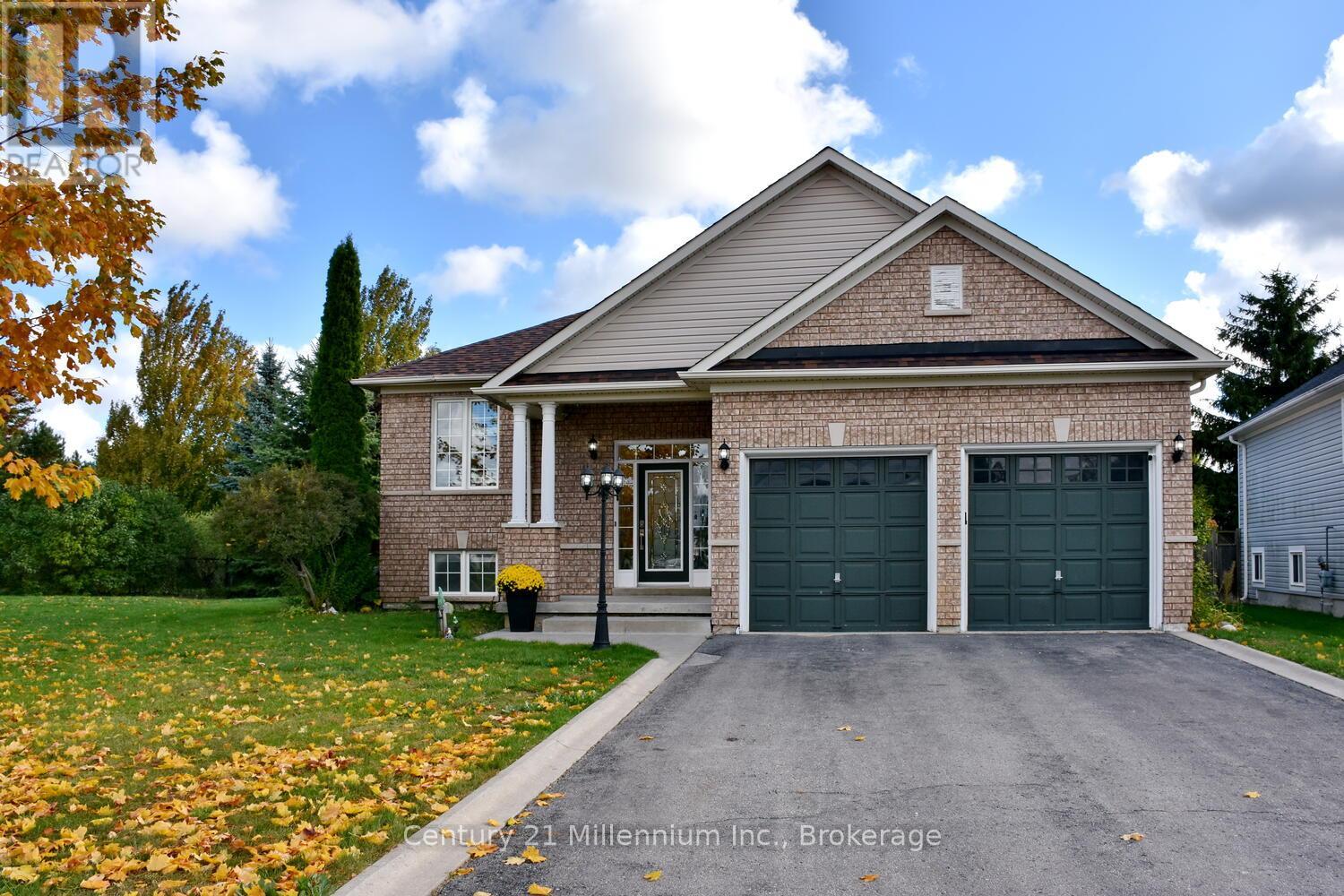 35 Northwood Drive, Wasaga Beach, Ontario  L9Z 3B1 - Photo 1 - S12456082