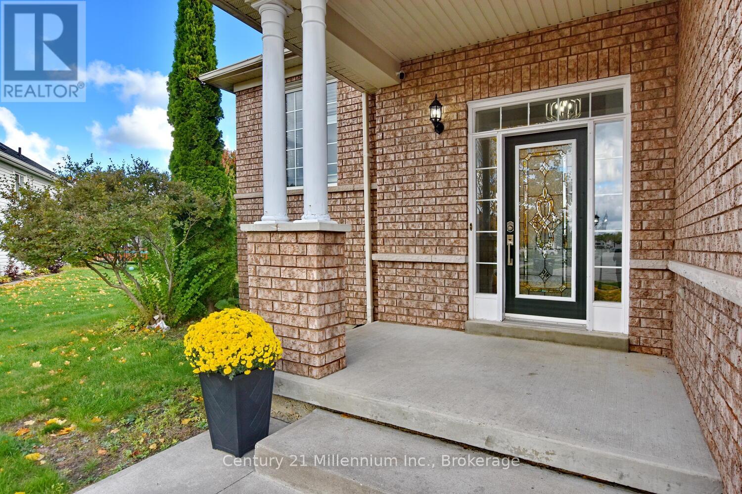 35 Northwood Drive, Wasaga Beach, Ontario  L9Z 3B1 - Photo 2 - S12456082