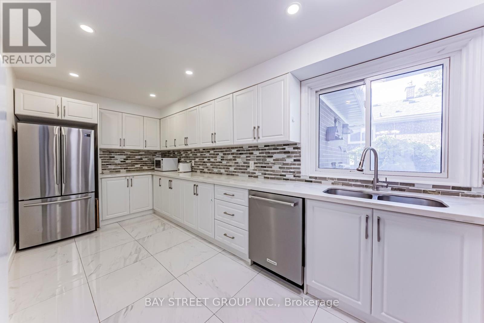 43 Sherwood Forest Drive, Markham, Ontario  L3P 1P5 - Photo 11 - N12456010