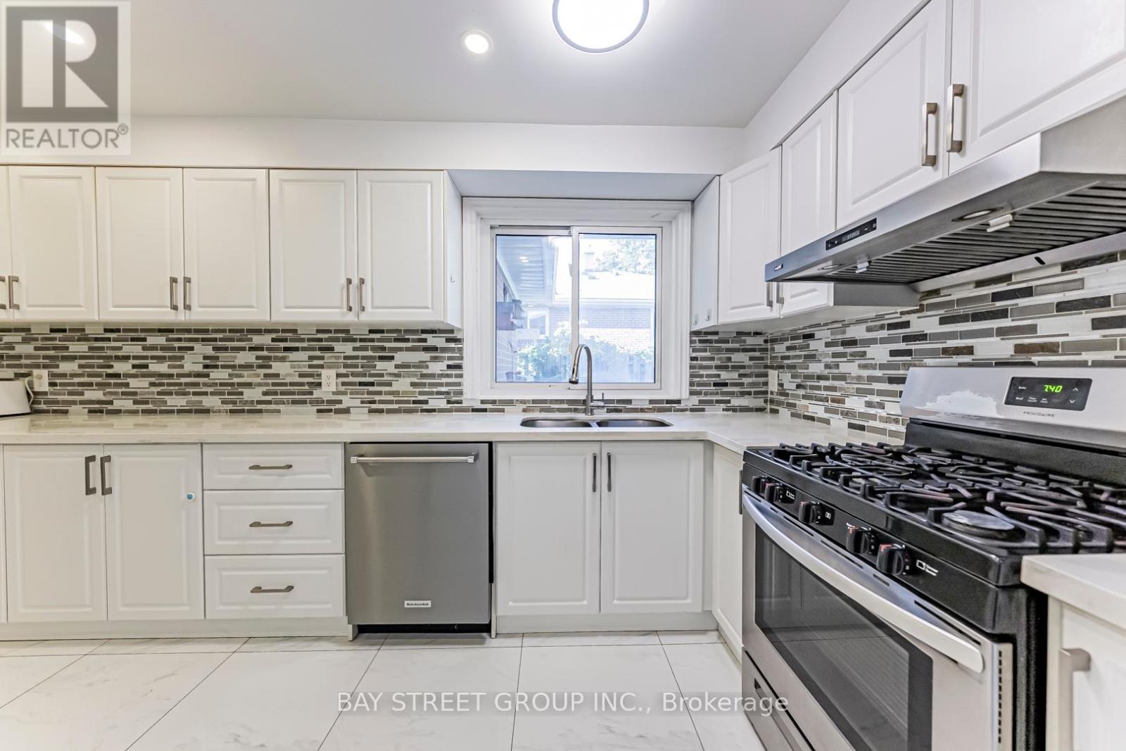 43 Sherwood Forest Drive, Markham, Ontario  L3P 1P5 - Photo 12 - N12456010