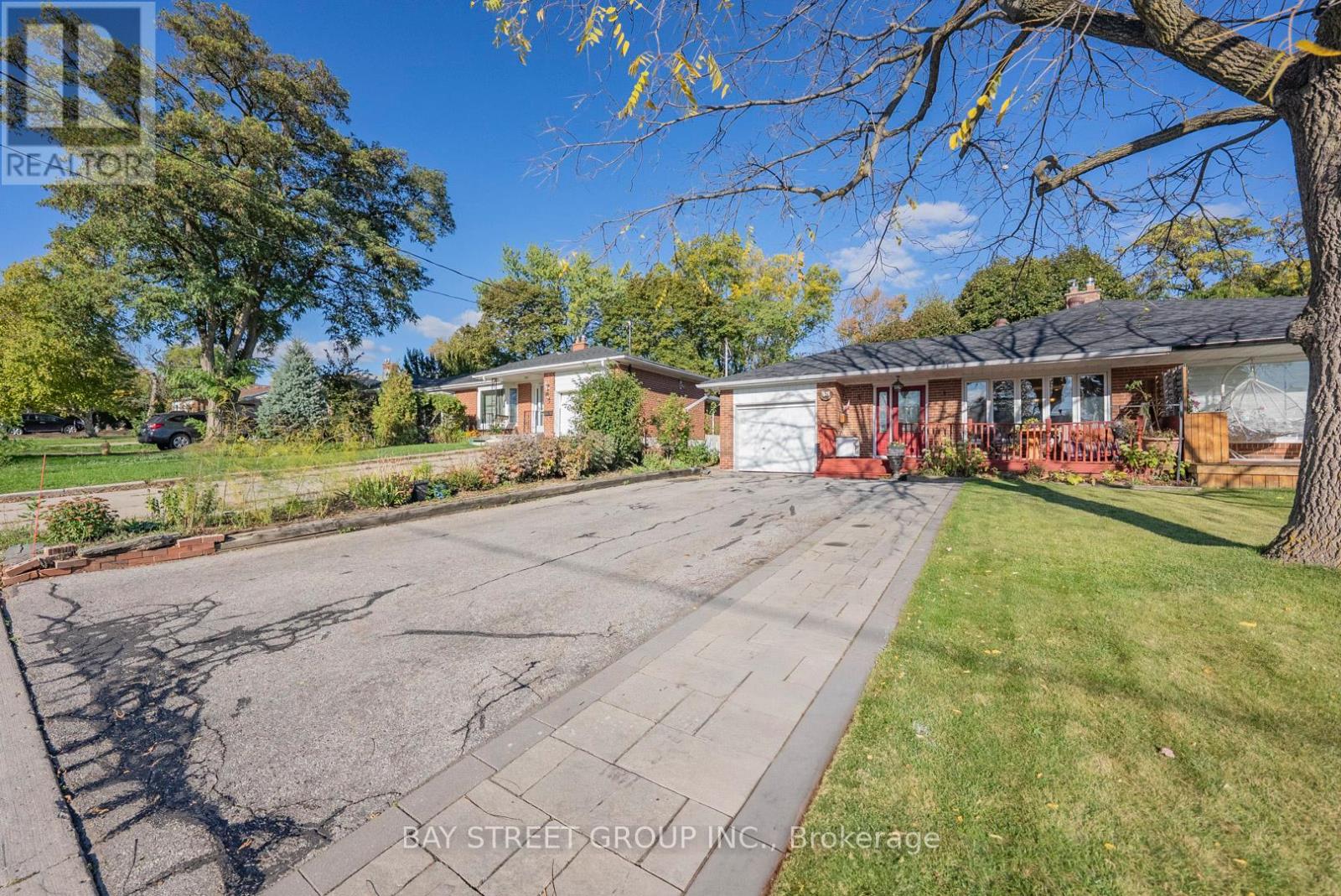 43 Sherwood Forest Drive, Markham, Ontario  L3P 1P5 - Photo 2 - N12456010