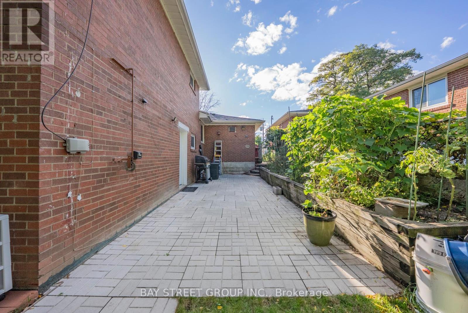 43 Sherwood Forest Drive, Markham, Ontario  L3P 1P5 - Photo 48 - N12456010