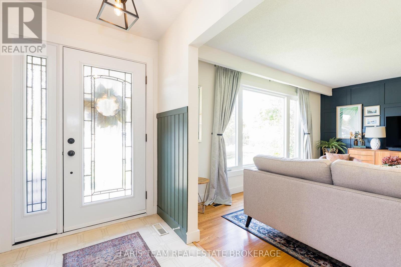 43 Jeffrey Street, Barrie, Ontario  L4M 4L4 - Photo 4 - S12455992