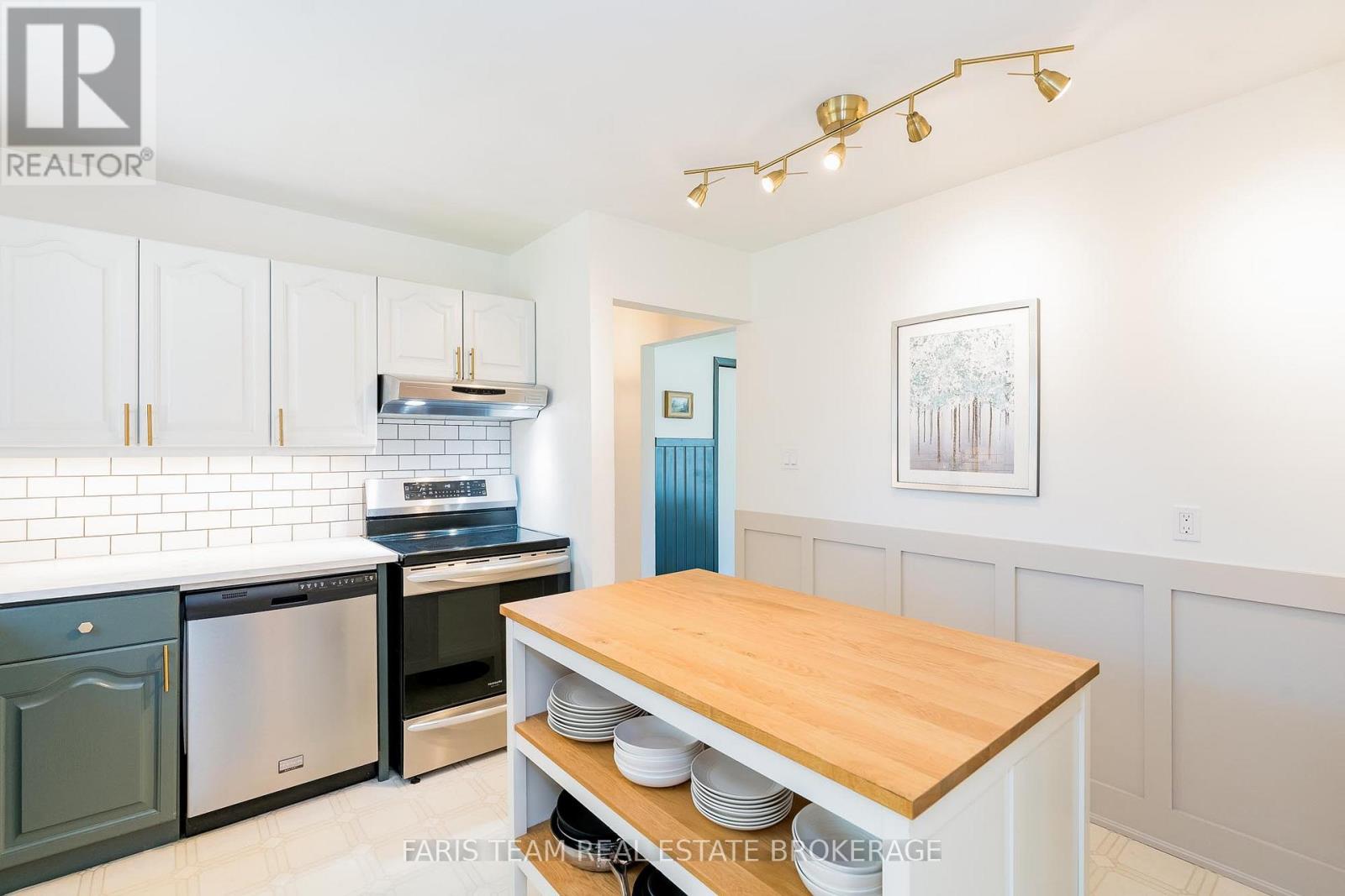 43 Jeffrey Street, Barrie, Ontario  L4M 4L4 - Photo 6 - S12455992