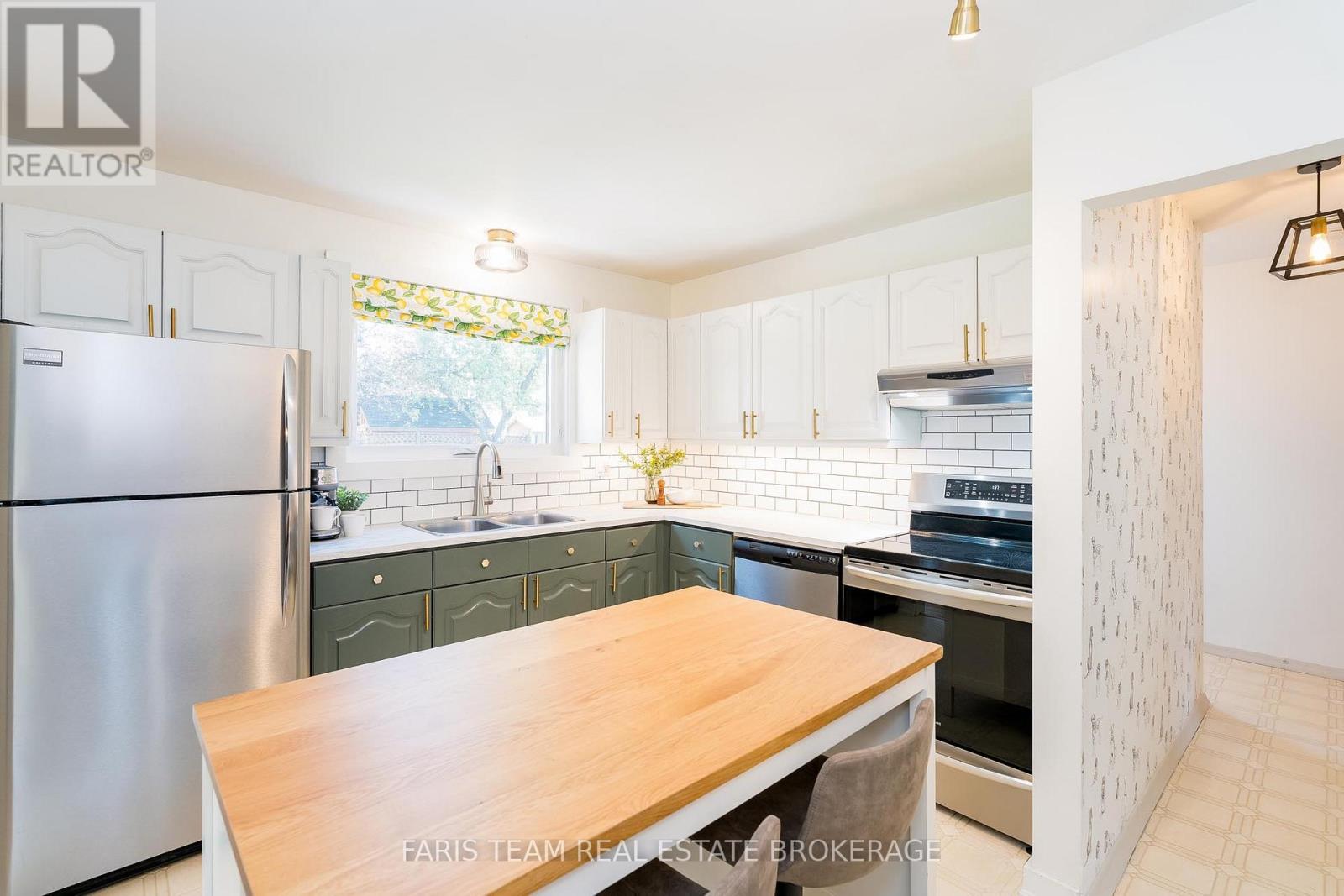 43 Jeffrey Street, Barrie, Ontario  L4M 4L4 - Photo 7 - S12455992